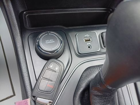 Used 2019 Jeep Cherokee Latitude Plus AWD/4WD image 14