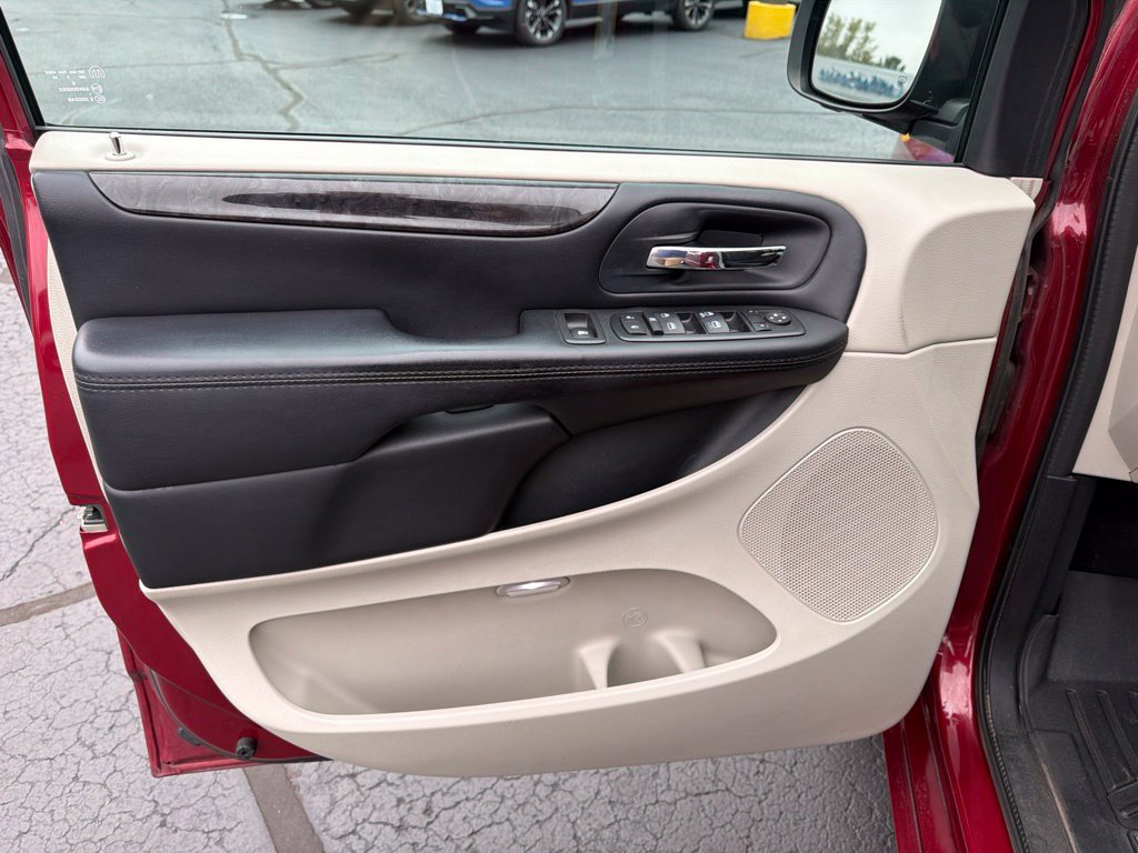 Used 2015 Dodge Grand Caravan SXT w/ UConnect Hands-Free Group FWD image 14