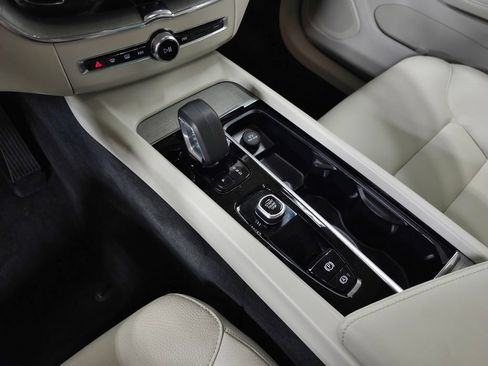 Certified 2025 Volvo XC60 T8 Plus w/ Climate Package AWD/4WD image 31