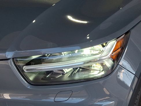 Used 2022 Volvo XC40 T5 R-Design w/ Climate Package image 9