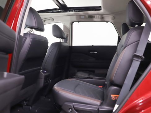 Used 2024 Nissan Pathfinder Platinum image 21