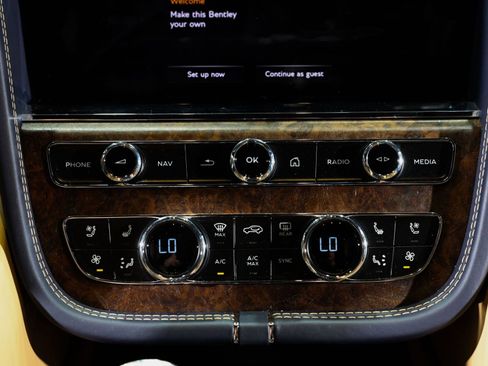Used 2023 Bentley Bentayga Extended Wheelbase AWD/4WD image 36