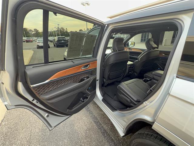 Used 2023 Jeep Grand Cherokee L Summit AWD/4WD image 24