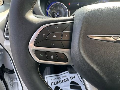 Used 2024 Chrysler Pacifica Touring-L image 19