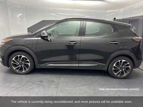 Used 2022 Chevrolet Bolt EUV Premier w/ Sun & Sound Package FWD image 8