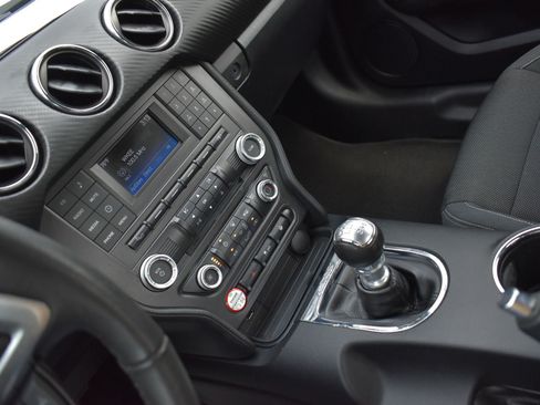 Used 2015 Ford Mustang Coupe RWD image 21