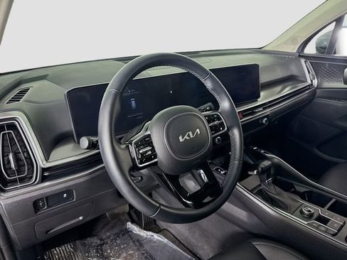 Used 2024 Kia Sorento S image 9