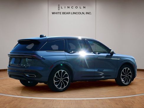 Used 2025 Lincoln Nautilus Reserve AWD/4WD image 5