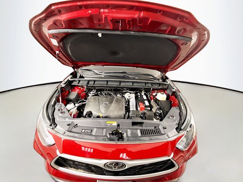 Certified 2022 Toyota Highlander XLE image 30