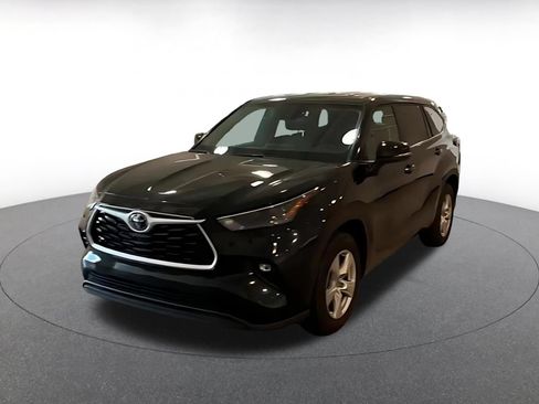 Used 2025 Toyota Highlander LE FWD image 4