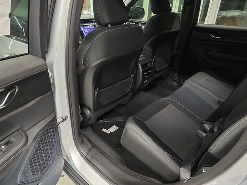 New 2025 Jeep Grand Cherokee Laredo w/ Luxury Tech Group I RWD image 27
