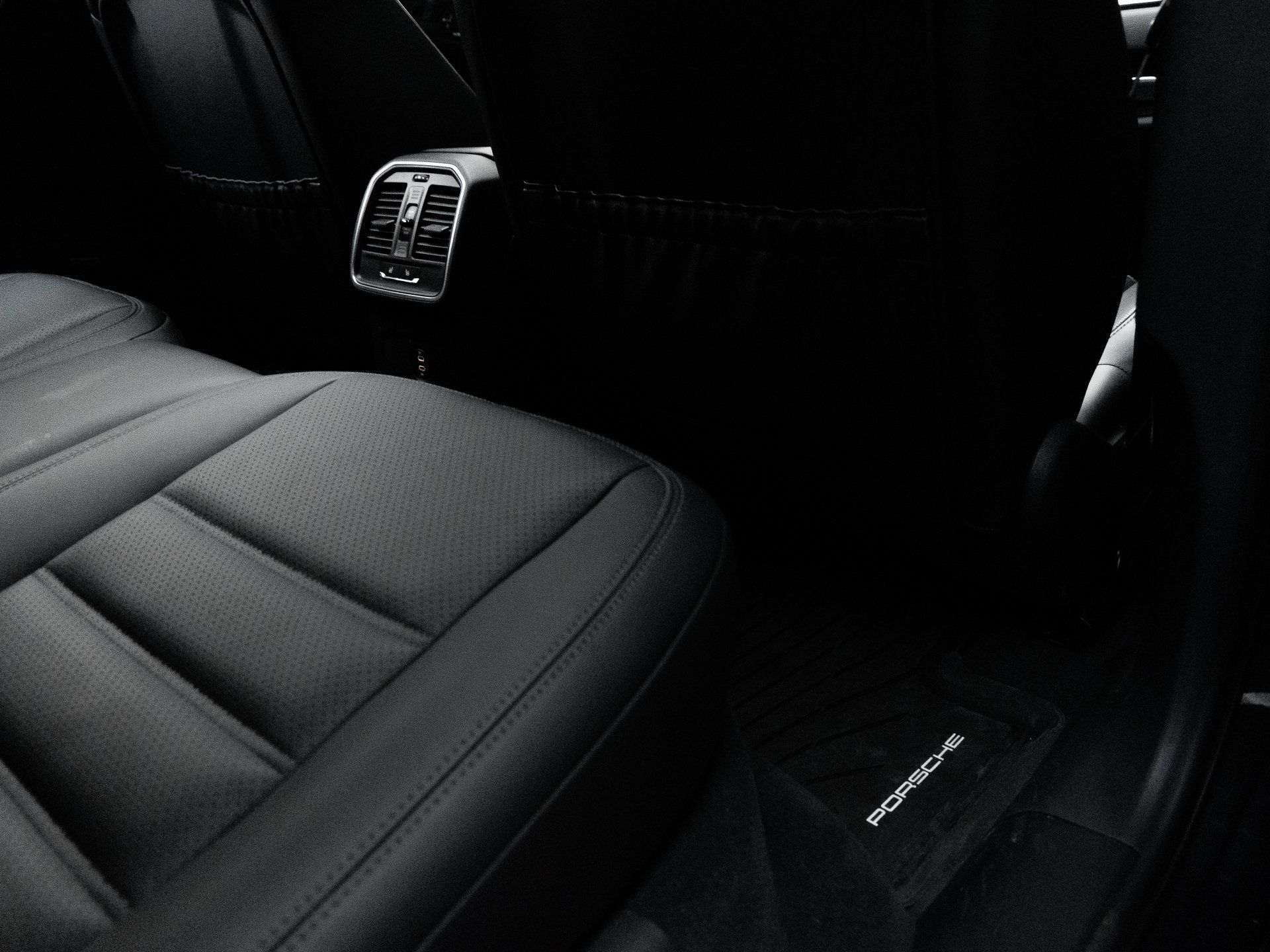 Certified 2026 Porsche Macan AWD/4WD image 34