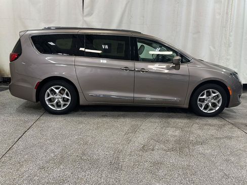 Used 2018 Chrysler Pacifica Touring-L Plus w/ Tire & Wheel Group FWD image 6