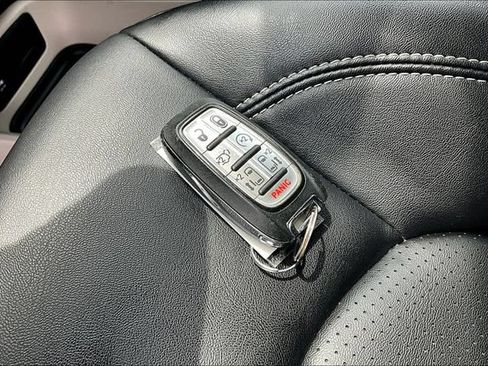 Used 2024 Chrysler Pacifica Touring-L FWD image 34