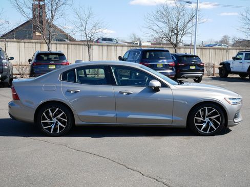 Used 2019 Volvo S60 T6 Momentum w/ Premium Package image 8