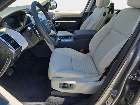 New 2025 Land Rover Discovery S image 17
