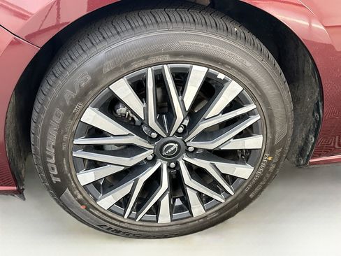 Used 2025 Nissan Altima 2.5 SV FWD image 11