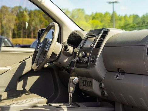Used 2019 Nissan Frontier SL RWD image 13
