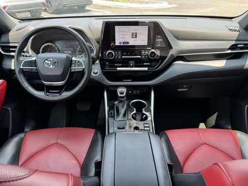 Used 2024 Toyota Highlander XSE FWD image 2