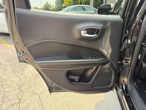 Used 2018 Jeep Compass Latitude w/ Popular Equipment Group AWD/4WD image 11