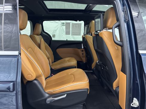 Certified 2022 Chrysler Pacifica Pinnacle AWD/4WD image 12
