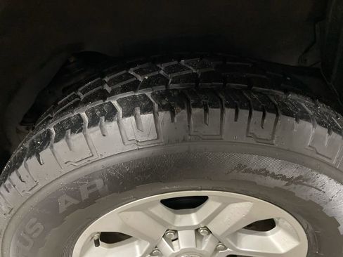 Used 2018 Toyota 4Runner SR5 AWD/4WD image 10