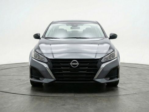 Used 2025 Nissan Altima 2.5 SV image 2