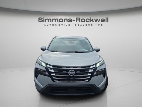 Used 2024 Nissan Rogue SV image 2