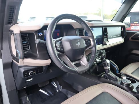Used 2023 Ford Bronco Wildtrak image 14