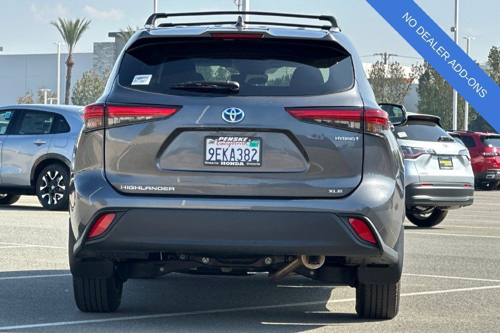 Used 2023 Toyota Highlander XLE AWD/4WD image 5
