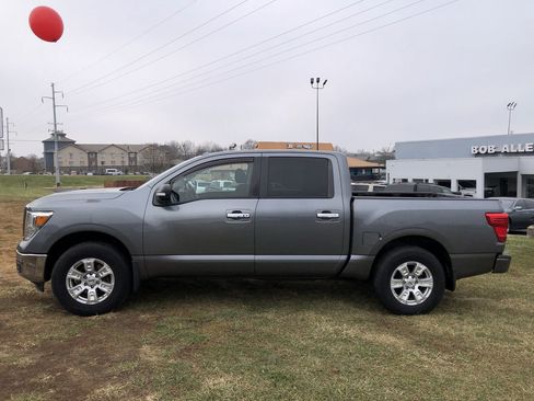 Used 2018 Nissan Titan SV w/ SV Convenience Package image 3