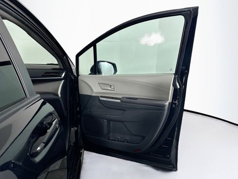 Used 2024 Toyota Sienna LE image 30