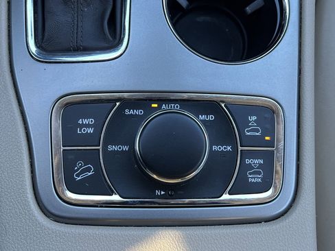 Used 2020 Jeep Grand Cherokee Overland image 16