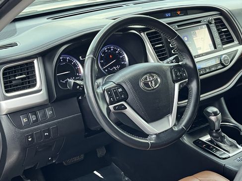 Used 2019 Toyota Highlander Limited FWD image 16