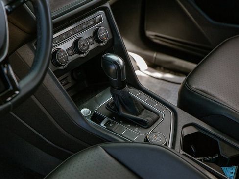 Used 2020 Volkswagen Tiguan SE w/ Panoramic Sunroof Package image 14