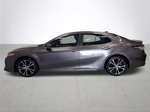 Used 2020 Toyota Camry SE w/ Convenience Package FWD image 10