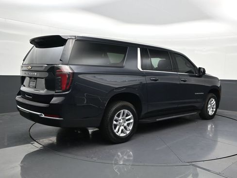 Used 2025 Chevrolet Suburban LS RWD image 5