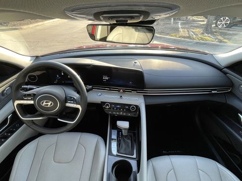 Used 2025 Hyundai Elantra Limited image 10