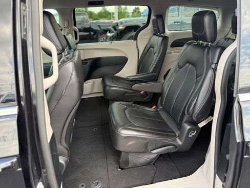 Certified 2023 Chrysler Pacifica Touring-L FWD image 26
