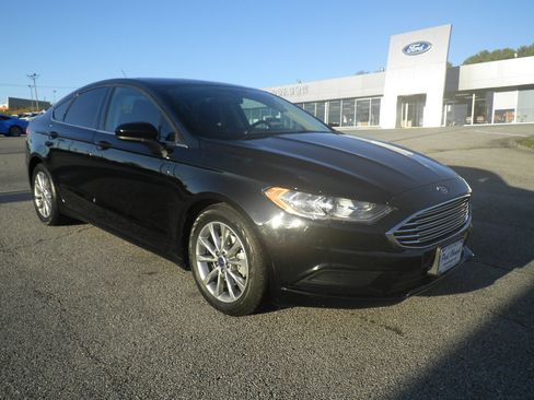 Used 2017 Ford Fusion SE image 1