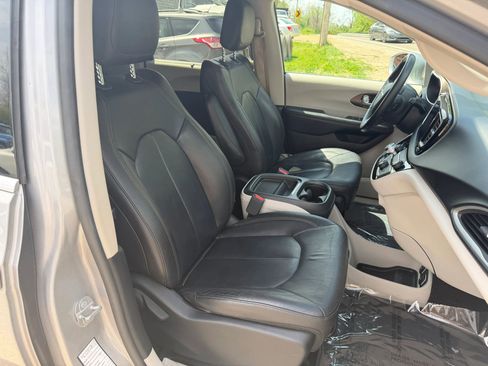 Used 2017 Chrysler Pacifica Touring-L image 32