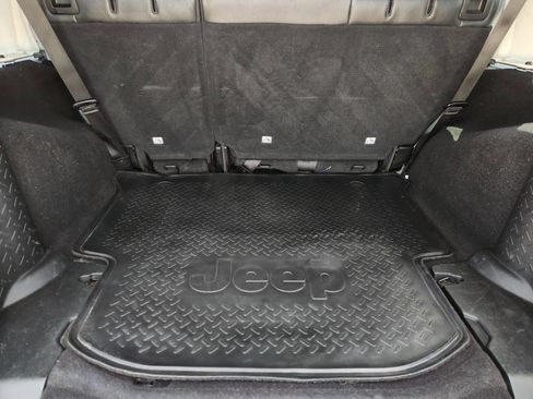 Used 2016 Jeep Wrangler Unlimited Rubicon w/ Connectivity Group AWD/4WD image 32