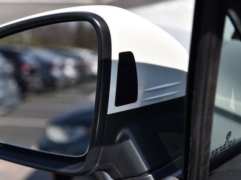 Used 2023 Volkswagen Tiguan SE w/ Panoramic Sunroof Package image 9