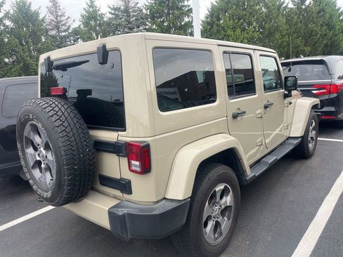 Used 2017 Jeep Wrangler Unlimited Sahara w/ Connectivity Group AWD/4WD image 4
