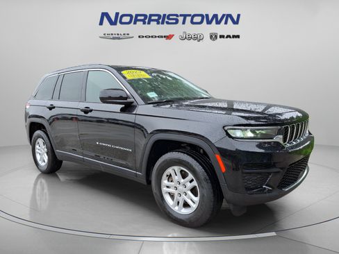 Certified 2023 Jeep Grand Cherokee Laredo AWD/4WD image 1