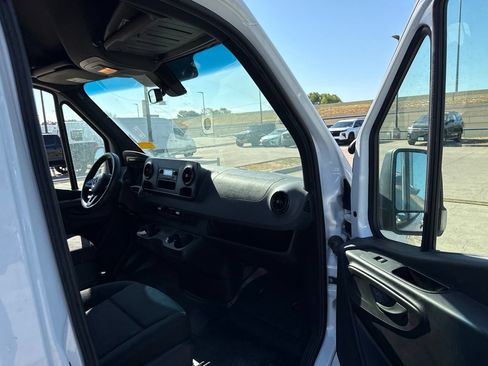Used 2023 Mercedes-Benz Sprinter 2500 image 14