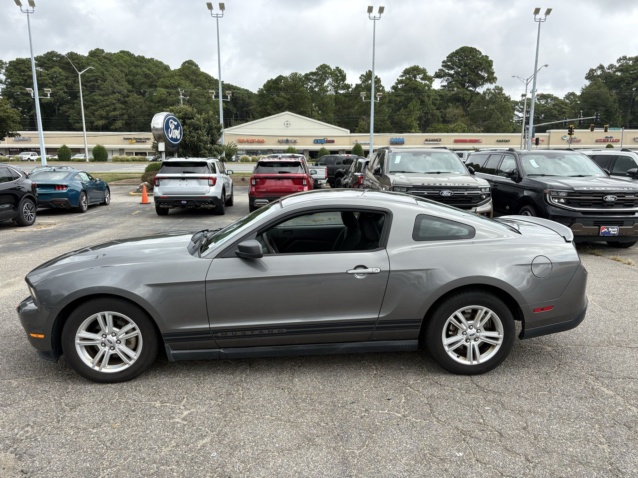 Used 2010 Ford Mustang Coupe RWD image 8