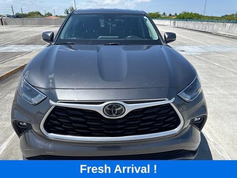 Used 2021 Toyota Highlander LE FWD image 16