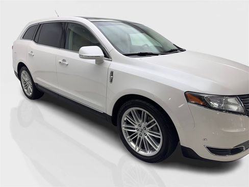 Used 2019 Lincoln MKT AWD image 12