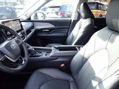 Used 2025 Toyota Grand Highlander Limited image 16